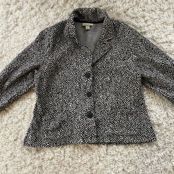 Apple seeds, black and white jacket. Excellent condition goes great with anythin - Picture 1 of 6